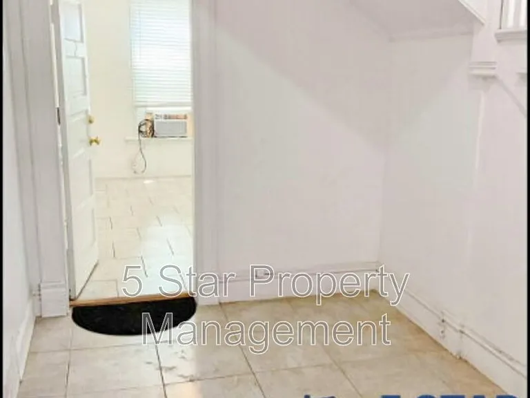 1526 E Yandell Dr #2 — Photo 8