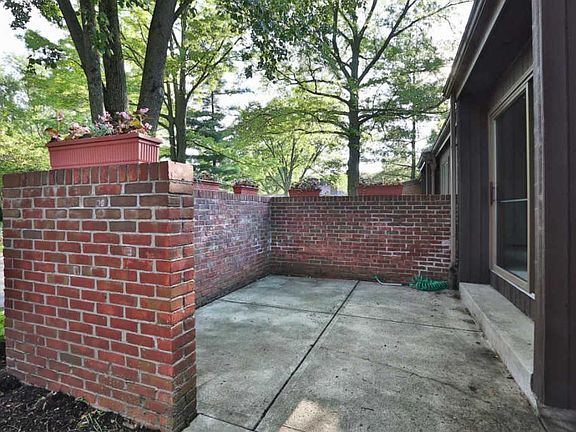 5th image of 154 Glen Cir
