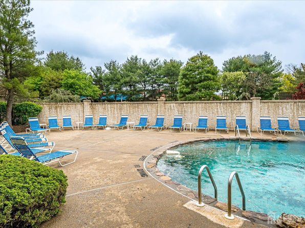 13 Carriage Pl, Edison, NJ 08820