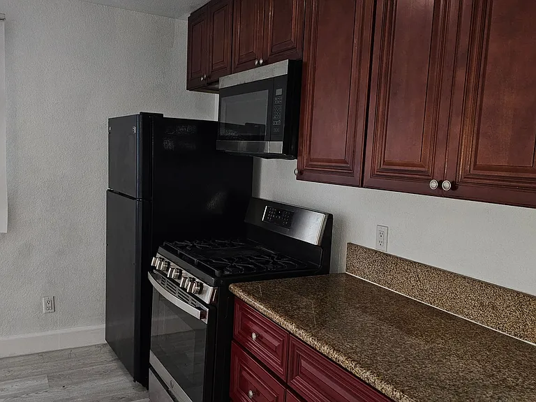 5502-8 University Ave — Photo 3