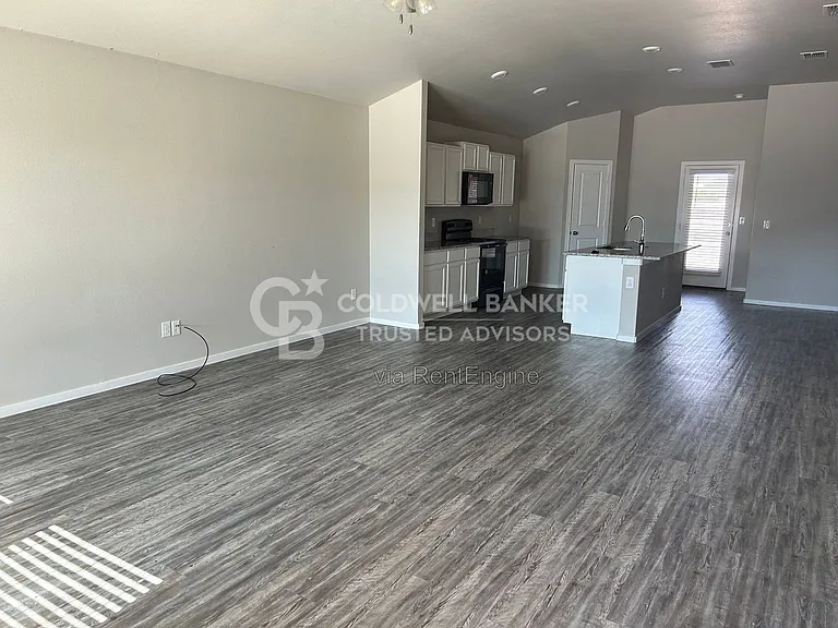 2122 N Texas Ave — Photo 2