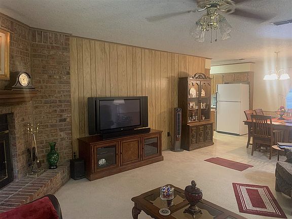 4th image of 800 Kenwood Ln