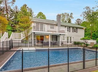 1 Sheridan Ln, Sea Cliff, NY 11579