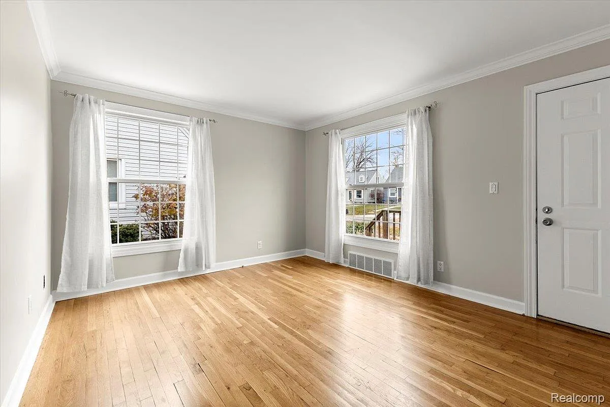 3 bed, 2.0 bath, 1281 sqft, $2,500 — Photo 3