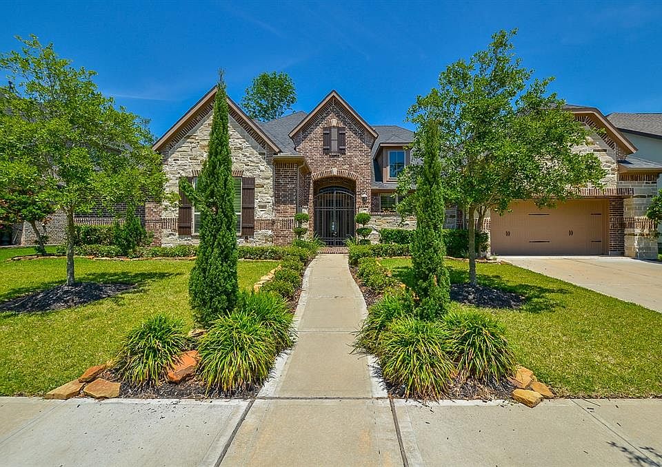 If you're looking for a home that stands out from the rest, you've found it! This fabulous, 4 bedroom, 4 bathroom home in the desirable Sienna Plantation neighborhood is a must see!