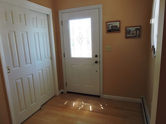 Entry foyer w/closet