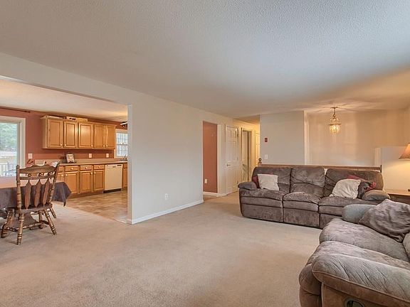 4th image of 67 Crestwood Dr