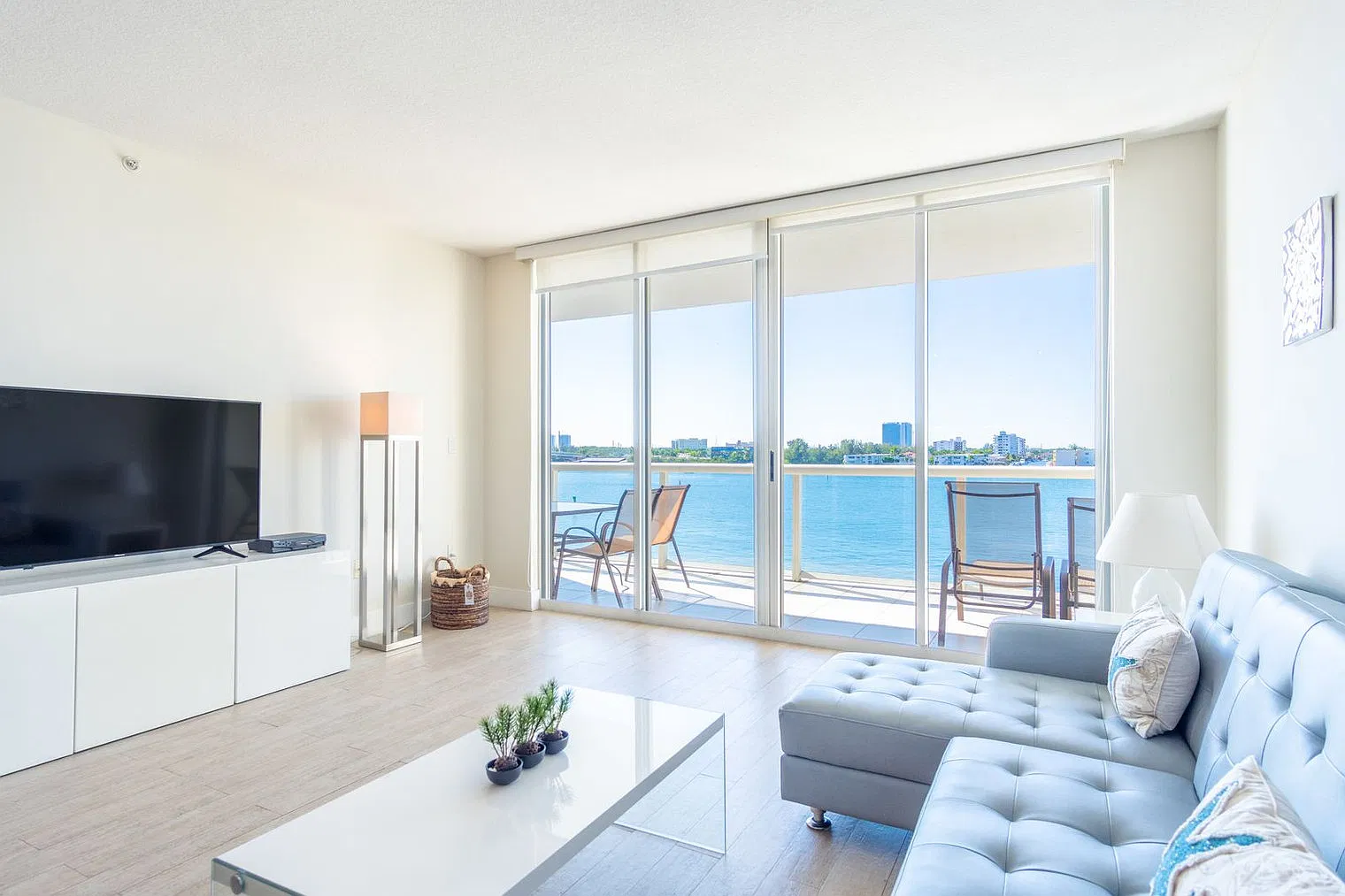 2 bed, 2.0 bath, 1302 sqft, $8,104 — Photo 3