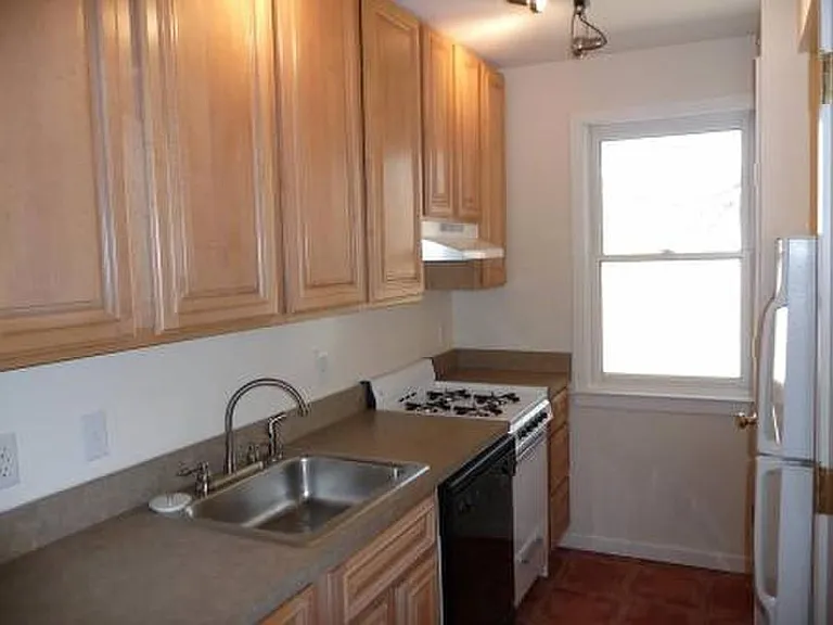319 12th St NE #6 — Photo 2