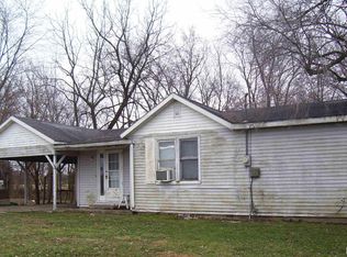 809 W Bond Ave, Patoka, IL 62875