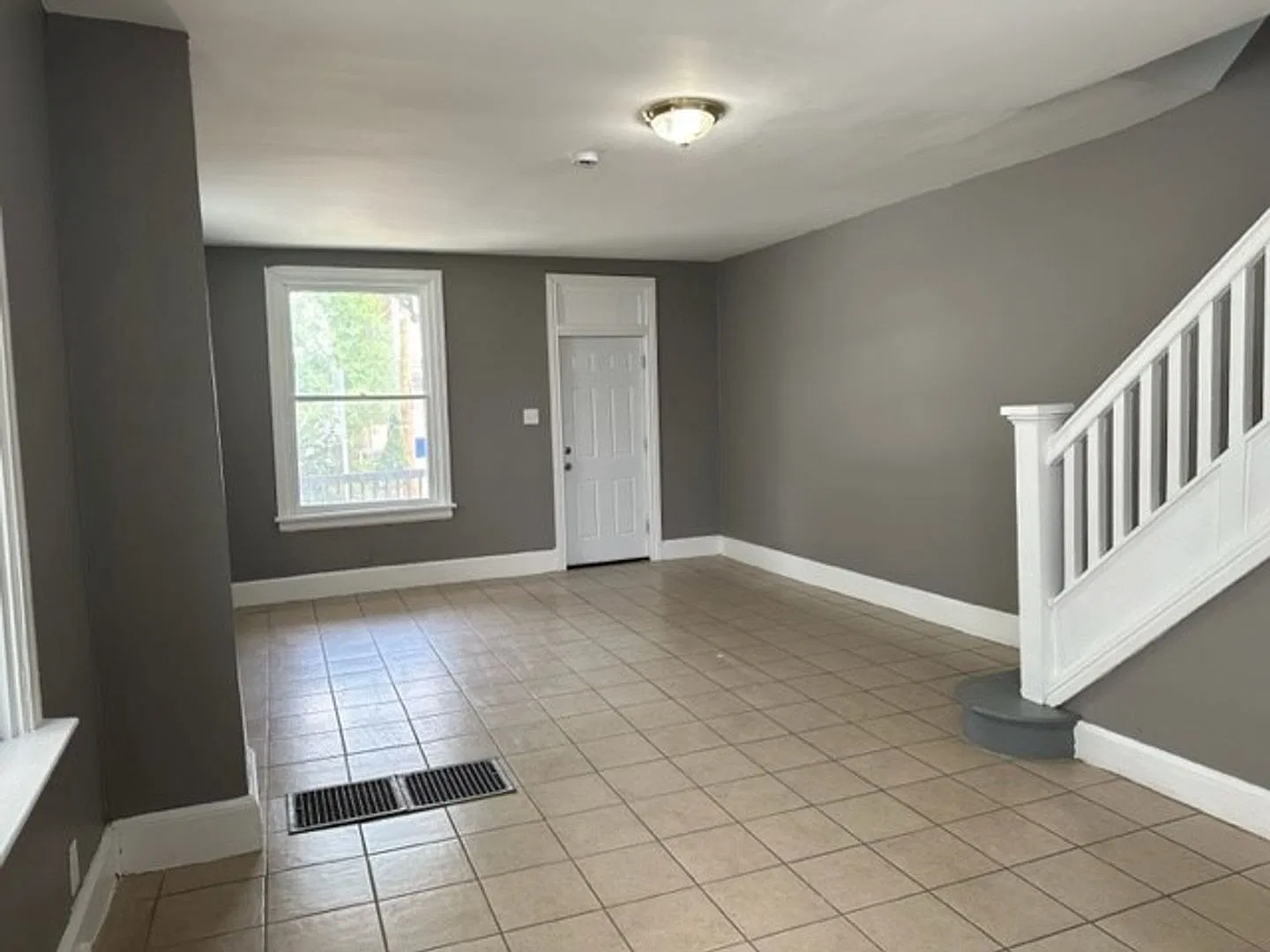 Introducing this cozy 3-bedroom town-home located in Harrisburg School District! — Photo 3
