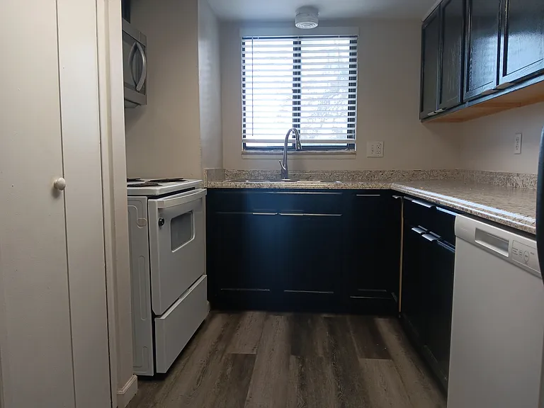 2541 S Myrtle Ave #C — Photo 37