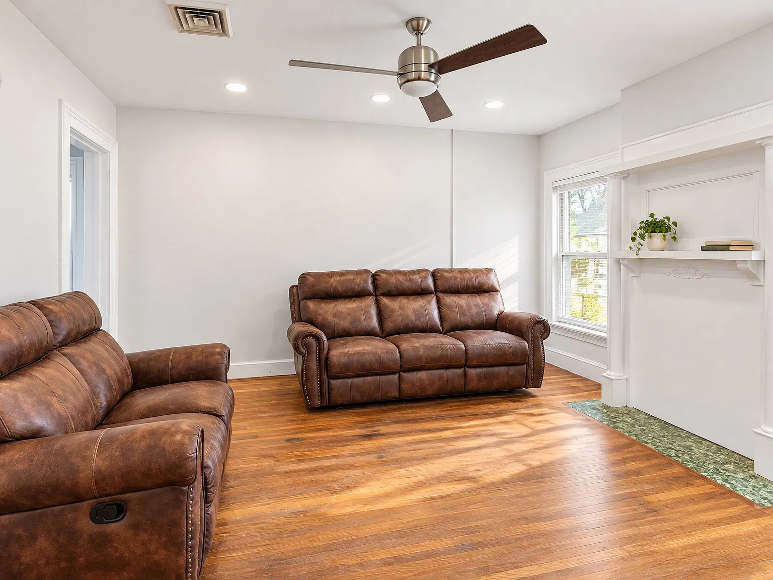 4 bed, 803 sqft, $2,400 — Photo 2