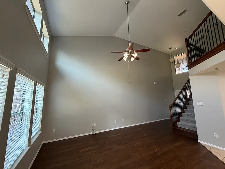 1008 Lucy Ln — Photo 4