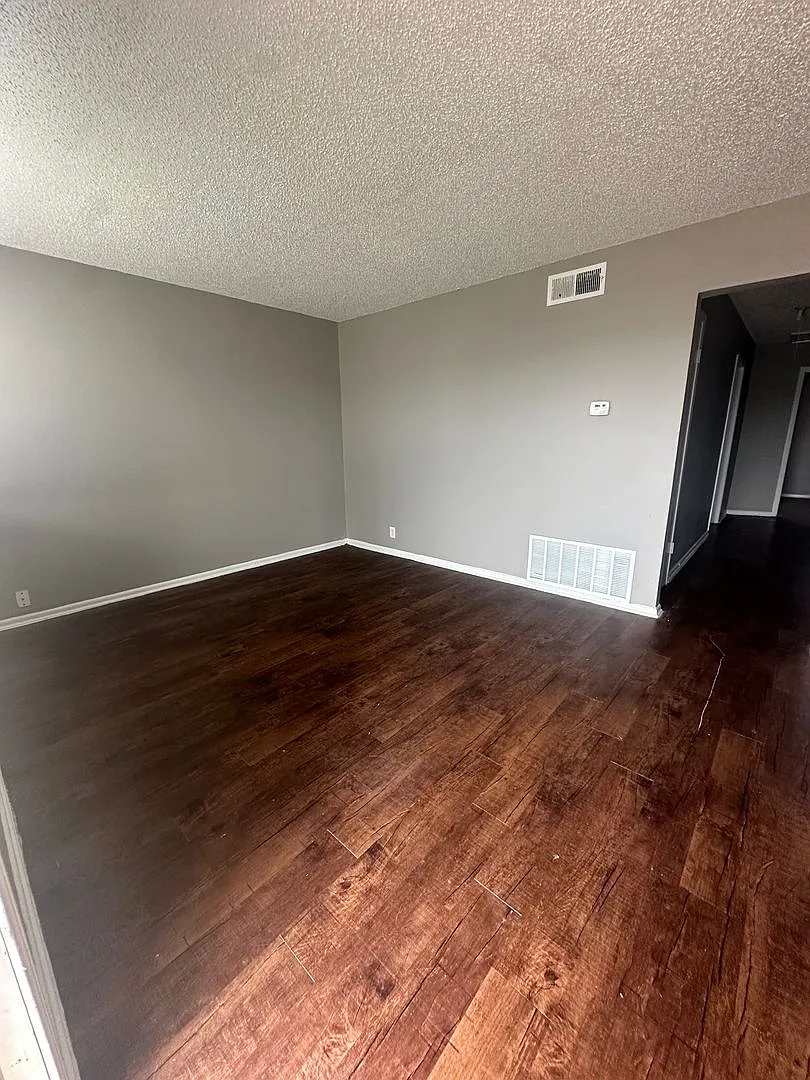 Brookview Duplex 6917 — Photo 2