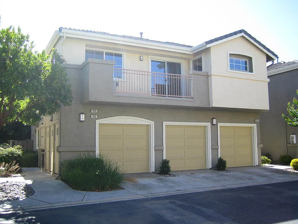 444 Ribbonwood Ave