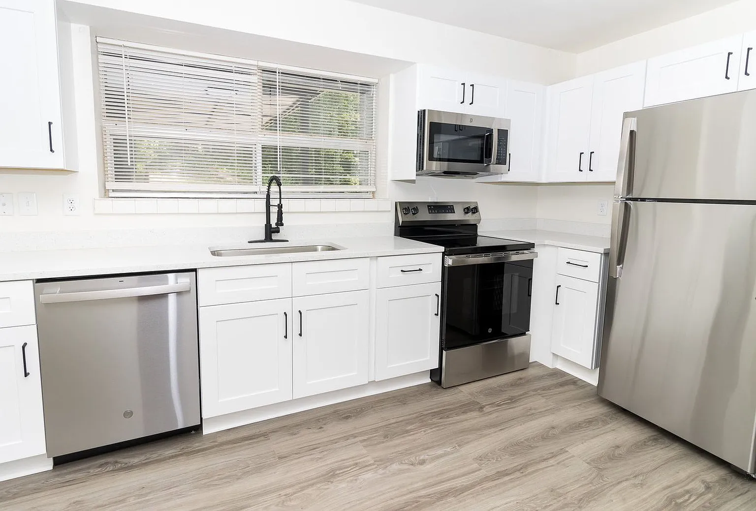 2 bed, 1.0 bath, 1100 sqft, $1,195 — Photo 1
