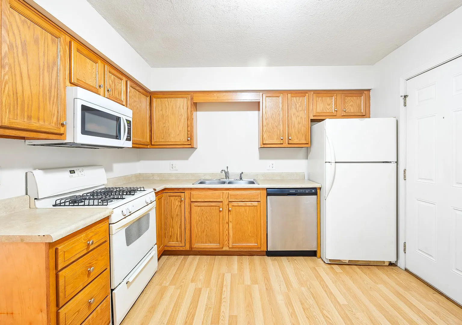 4 Larry Court — Photo 2