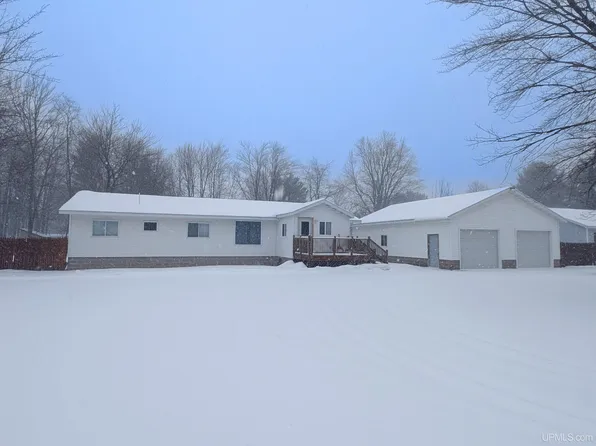613 Brookfield Ln, Marquette, MI 49855