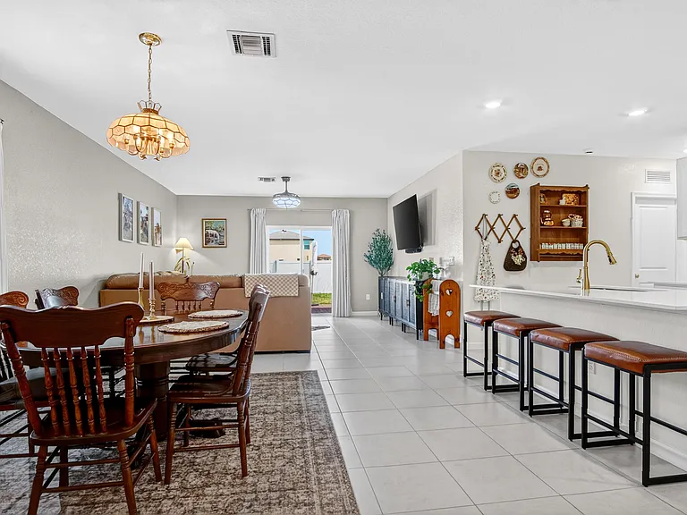 760 Carlyle Way — Photo 3