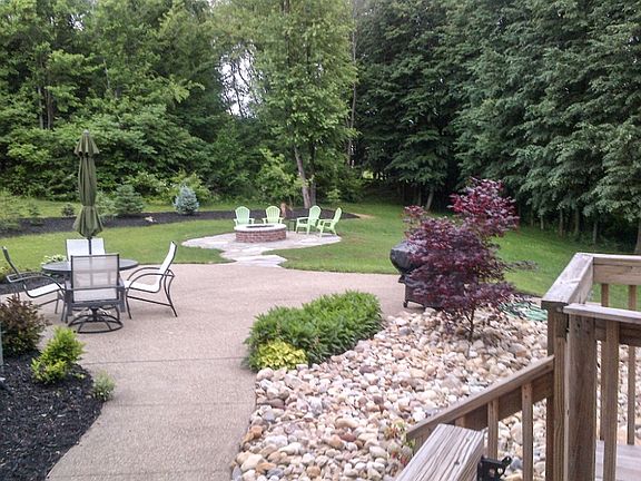 1.5 acre/firepit, patio,deck