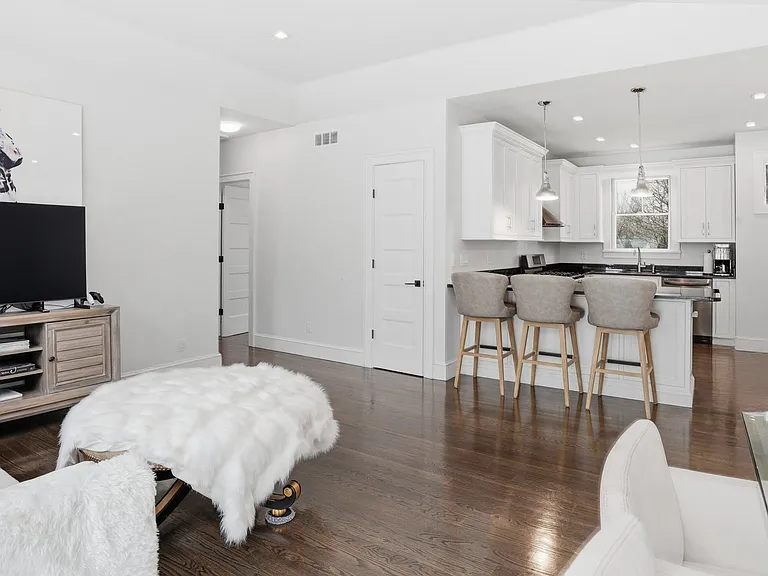 420 Maple Ave S — Photo 4
