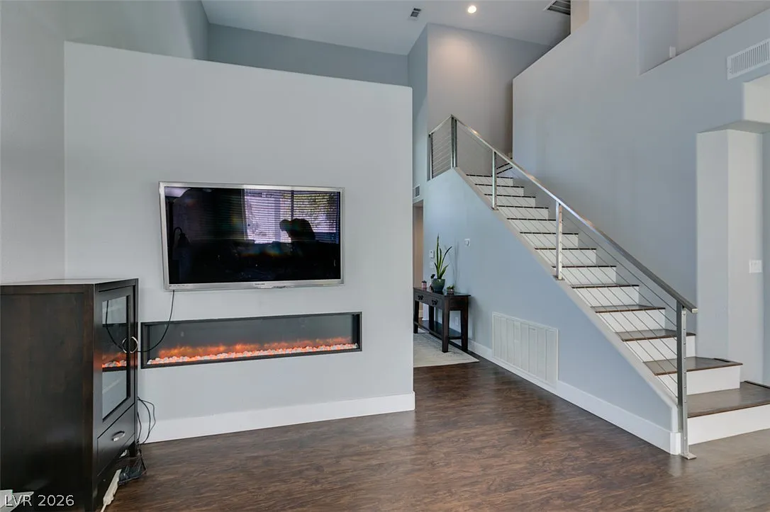 3 bed, 2.5 bath, 1649 sqft, $2,400 — Photo 2
