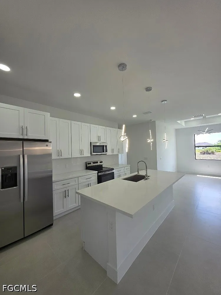 3 bed, 2.0 bath, 1758 sqft, $2,099 — Photo 3