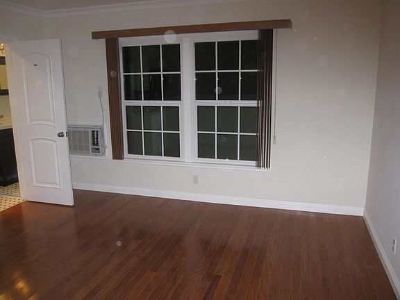 2nd image of 1021 N Doheny Dr APT 8