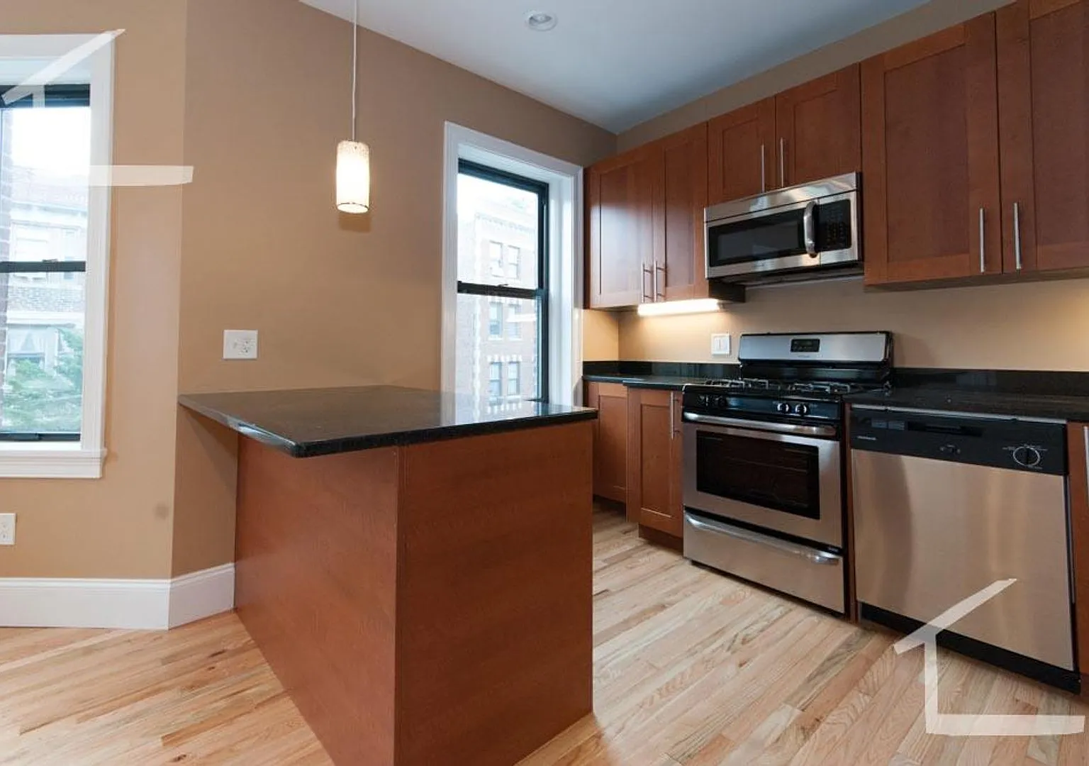 Recently Renovated Unit in Brighton. Central AC, In-Unit Washer and Dryer — Photo 2