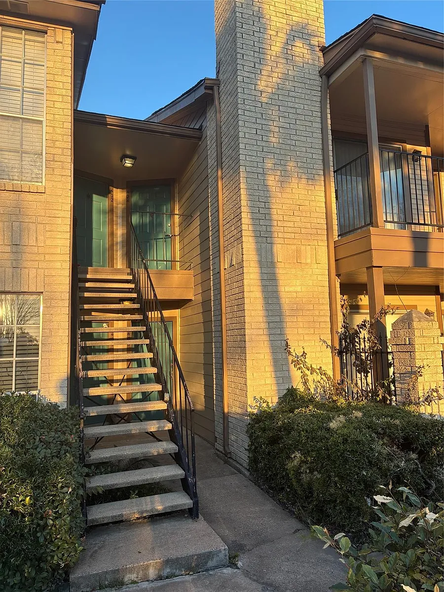 Building Photo - 2121 Hepburn St #404