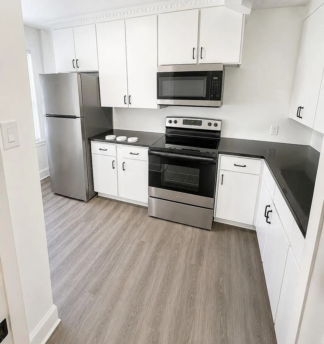 2 bed, 1.0 bath, 698 sqft, $1,700 — Photo 1