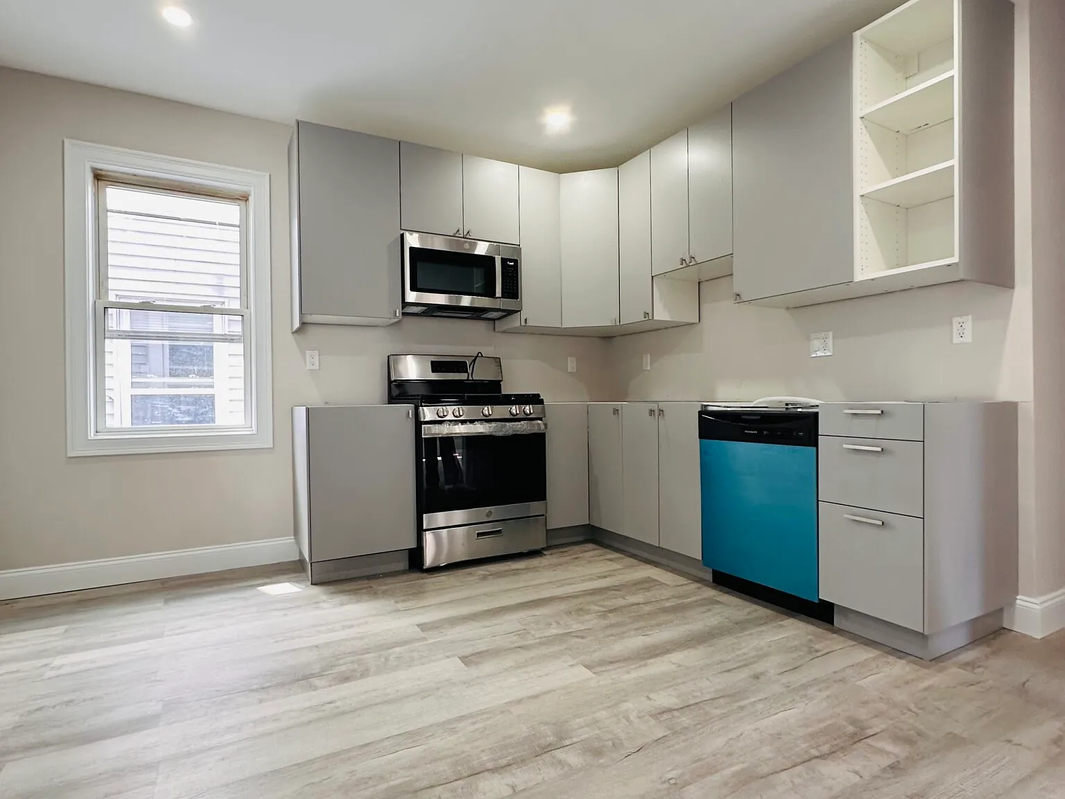 4 bed, $900 — Photo 1