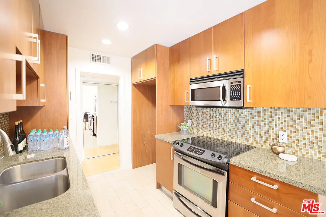 2 bed, 2.0 bath, 1230 sqft, $3,600 — Photo 3