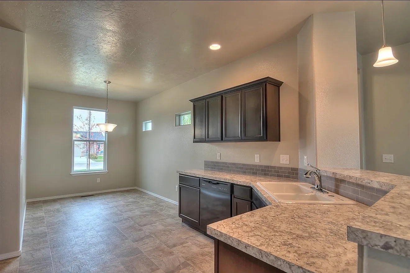 3 bed, 1445 sqft, $2,000 — Photo 2