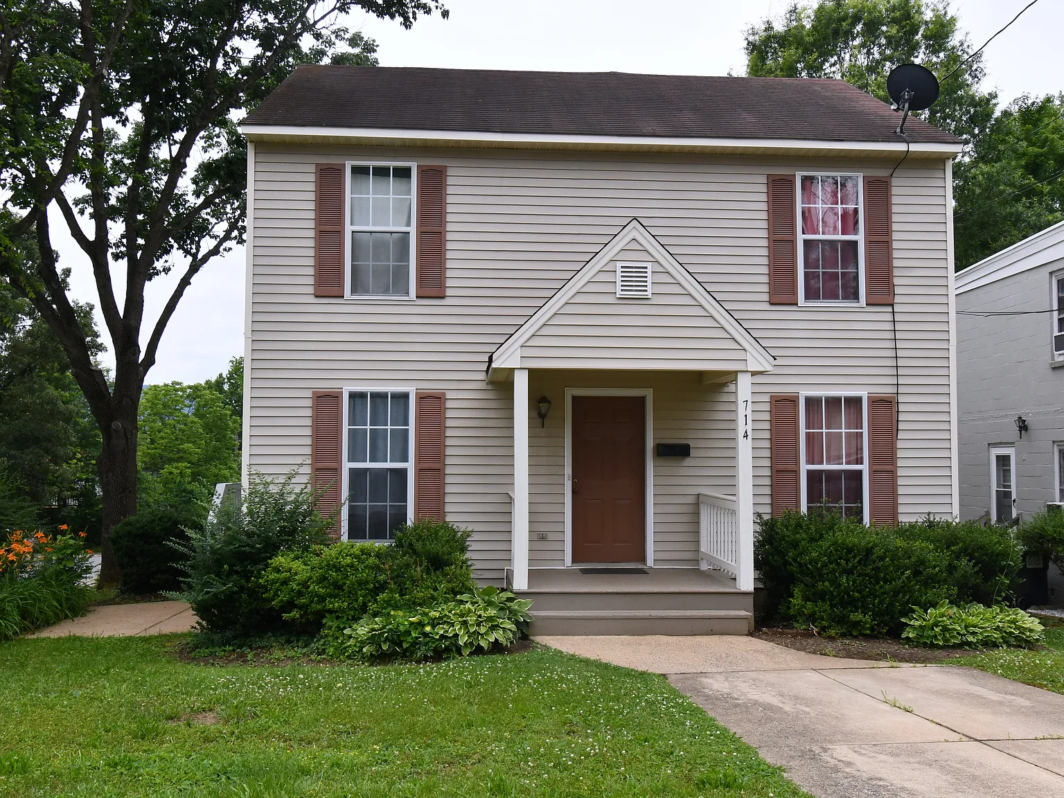 3 bed, 1.5 bath, 1344 sqft, $2,050 — Photo 2