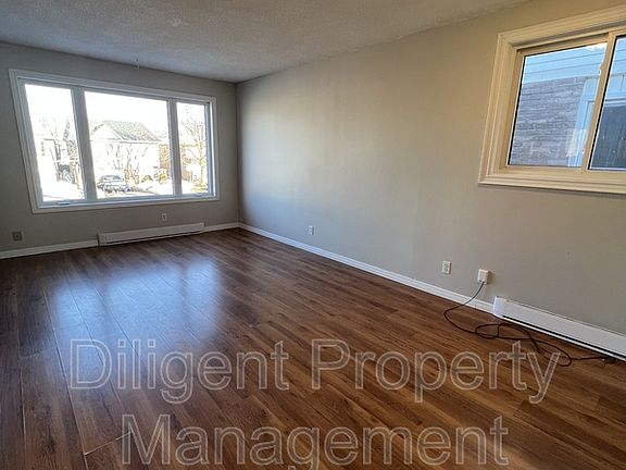 3rd image of 751 Mountain Ash Rd