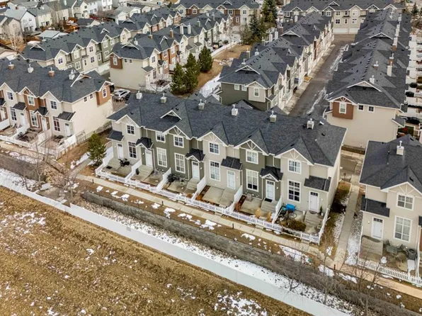 123 W Toscana Gdns NW, Calgary, AB T3L 3C2