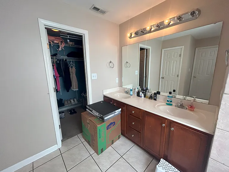 MB Bathroom with W/I Closet