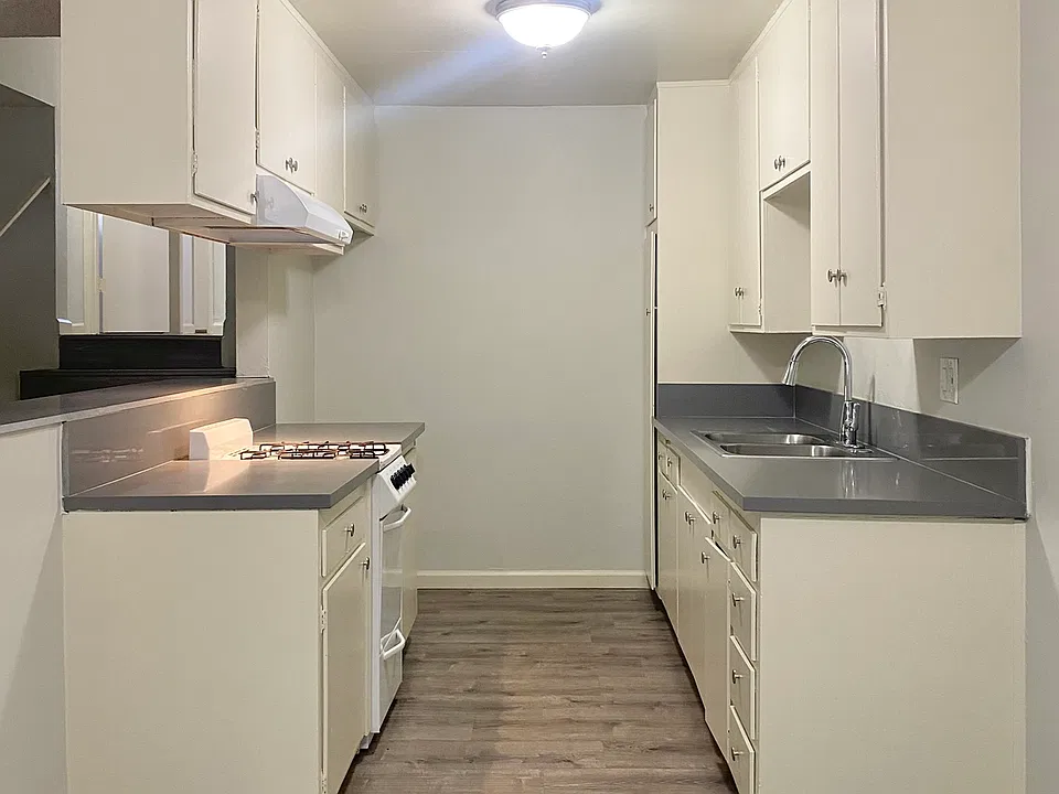 1425 N Los Robles Ave #7
