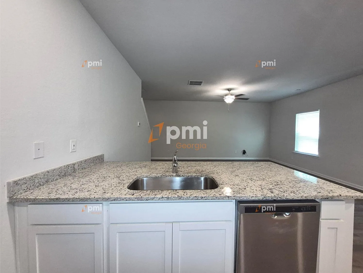 3 bed, 2.5 bath, 1915 sqft, $2,055 — Photo 4