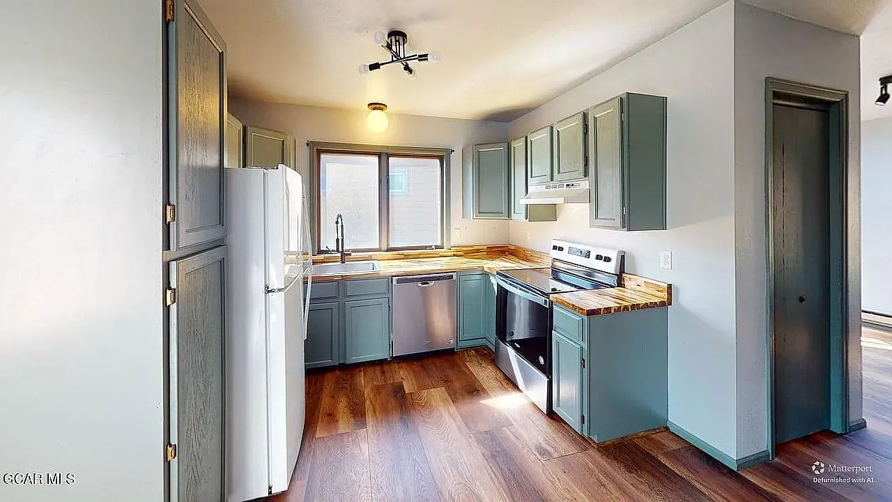 2 bed, 972 sqft, $2,400 — Photo 1