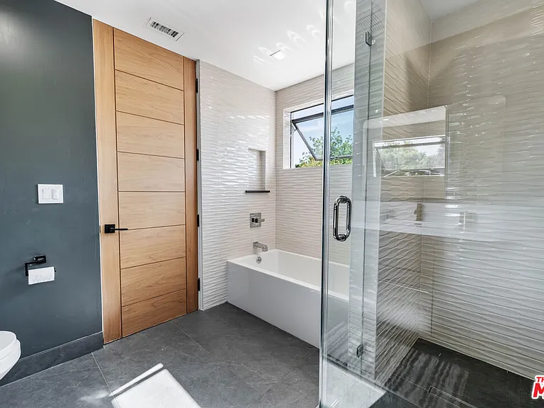 5415 Amestoy Ave — Photo 49