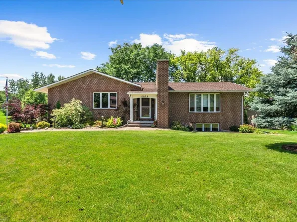 1305 Round Horn St, Waverly, IA 50677