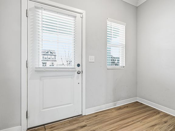 3rd image of 9681 Crossfield Rd