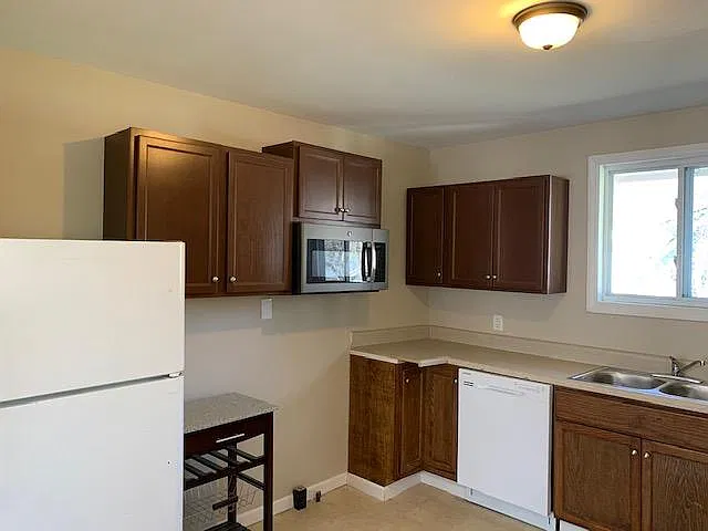 3 bed, 900 sqft, $1,650 — Photo 4