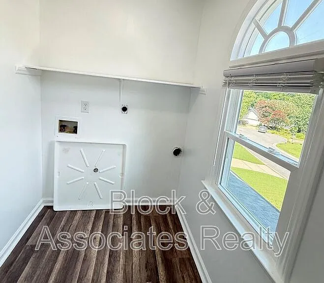 401 Holly Berry Ln — Photo 29