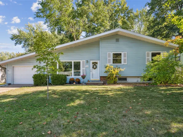 1104 Hazel St, Pella, IA 50219