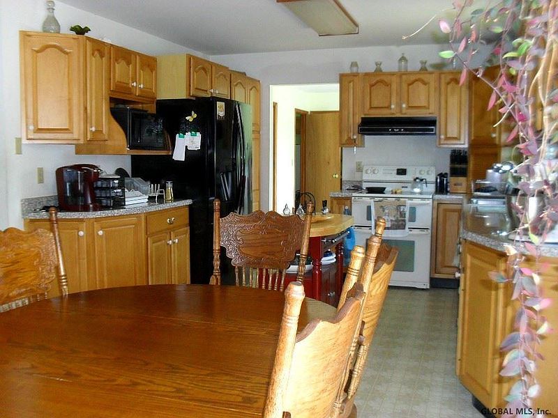 5th image of 61 MAPLE Lane