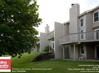 10275 Arrowwood Dr, Eden Prairie, MN 55347